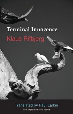 "Den kroniske Uskyld" by Klaus Rifbjerg book cover of a monochrome picture of birds perching a the edge of a building.